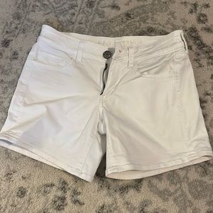 American Eagle white midi super stretch shorts